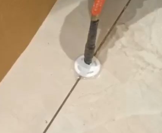 麒麟瓷砖空鼓维修公司专业解答瓷砖在铺贴过程中，如果没有涂抹均匀到位的粘结材料（如水泥砂浆或瓷砖胶），可能会导致以下问题