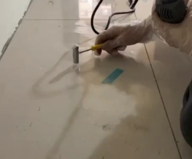 麒麟瓷砖开裂维修公司专业分享瓷砖在铺贴前如果没有沥干水分，将会导致以下问题